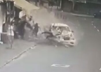 Cena impressionante: carro desgovernado atinge barraca e atropela duas pessoas