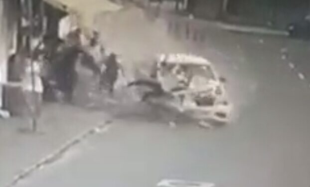 Cena impressionante: carro desgovernado atinge barraca e atropela duas pessoas