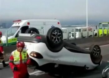 Carro capota na Ponte Rio-Niterói na manhã desta terça-feira (29)