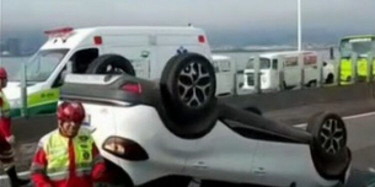 Carro capota na Ponte Rio-Niterói na manhã desta terça-feira (29)