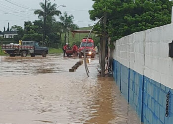Crianças ficam presas em escola devido ao nível da água nas ruas em Macaé
