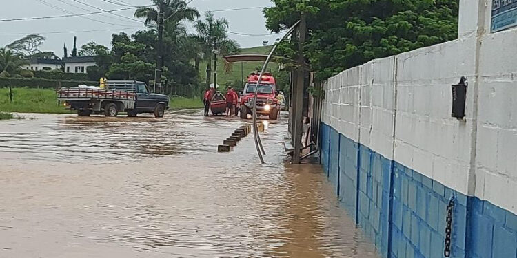 Crianças ficam presas em escola devido ao nível da água nas ruas em Macaé