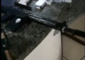 Jovem é apreendido com 14 réplicas de fuzil de isopor
