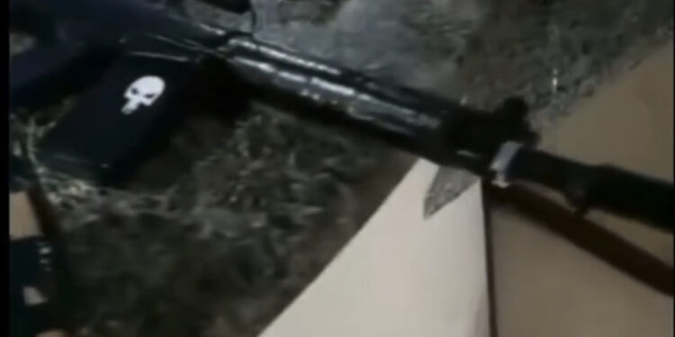 Jovem é apreendido com 14 réplicas de fuzil de isopor