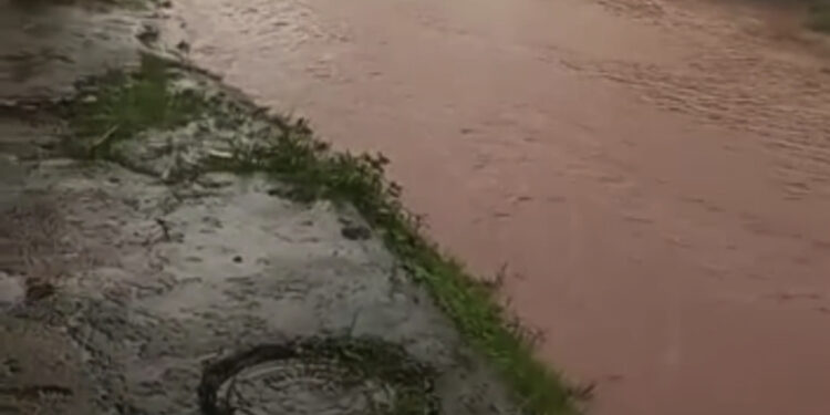 Fortes chuvas causam transtornos na tarde desta quarta-feira (16)
