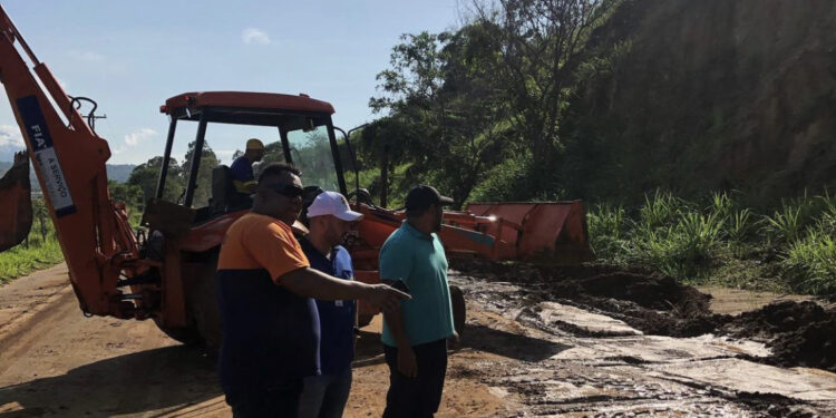 Temporal causa deslizamento de terra na RJ-158