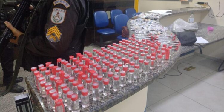 PM apreende vasto carregamento de drogas em Rio das Ostras