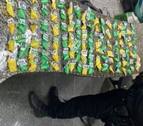 PM prende mulher em liberdade provisória com drogas em Araruama