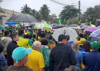 Apoiadores de Bolsonaro realizam manifestação pelo interior do Estado do Rio de Janeiro
