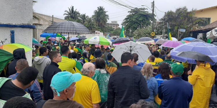 Apoiadores de Bolsonaro realizam manifestação pelo interior do Estado do Rio de Janeiro