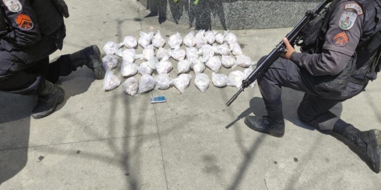 PM prende traficante com 2.500 pinos de cocaína em Unamar