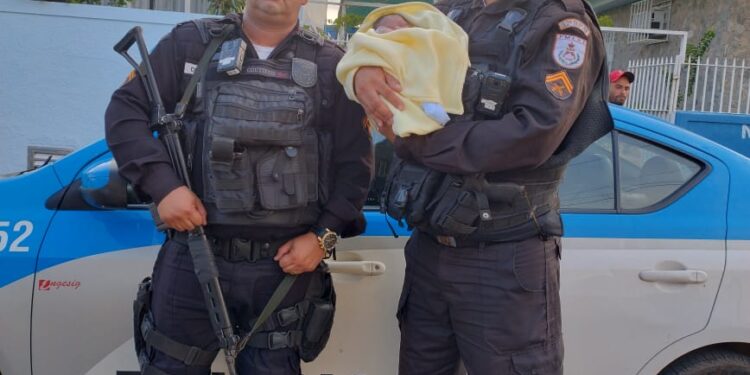 Bebê é encontrado abandonado na calçada, em Macaé