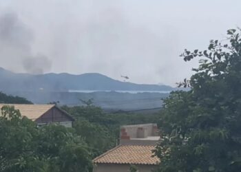 Bombeiros seguem tentando controlar um incêndio de grande proporção em Cabo Frio