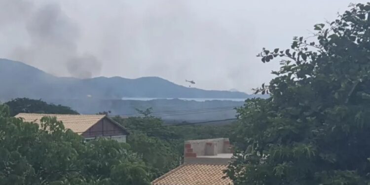 Bombeiros seguem tentando controlar um incêndio de grande proporção em Cabo Frio