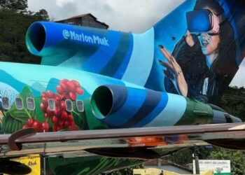 Marlon Muk conclui grafitagem do avião do metaverso em Barra do Piraí