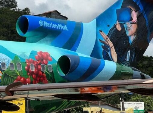 Marlon Muk conclui grafitagem do avião do metaverso em Barra do Piraí