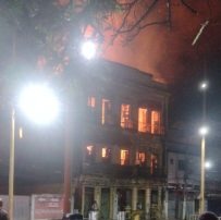 Incêndio atinge prédio histórico na área central de Campos