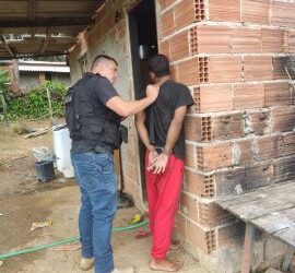 Homem é preso após ameaçar e atear fogo na casa de companheira