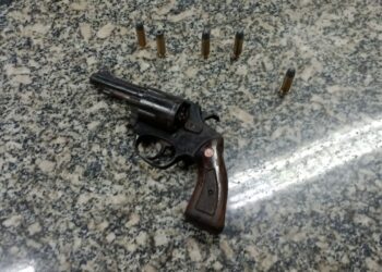 PM apreende dois jovens por roubo de veículo em Macaé