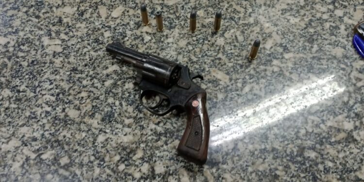 PM apreende dois jovens por roubo de veículo em Macaé