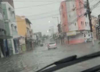 Ruas ficam alagadas e são interditadas após chuvas fortes em Macaé