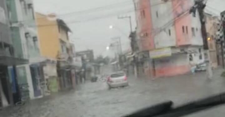 Ruas ficam alagadas e são interditadas após chuvas fortes em Macaé