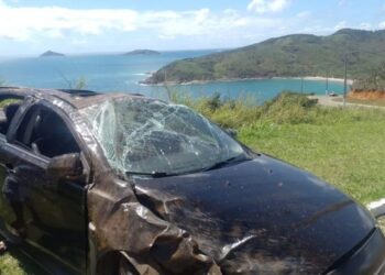 Carro capota no Mirante de João Fernandes, em Búzios