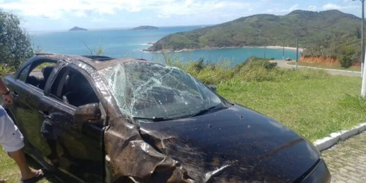 Carro capota no Mirante de João Fernandes, em Búzios