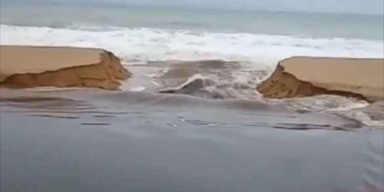 Barra da Lagoa de Iriry é aberta manualmente como  medida emergencial