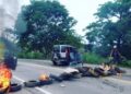 Moradores protestam na RJ-114 na manhã desta segunda-feira (19)