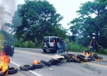 Moradores protestam na RJ-114 na manhã desta segunda-feira (19)