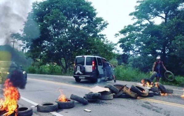 Moradores protestam na RJ-114 na manhã desta segunda-feira (19)