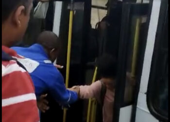 Ônibus enguiça e passageiros recebem ajuda de caminhão