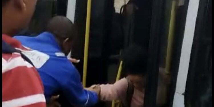 Ônibus enguiça e passageiros recebem ajuda de caminhão