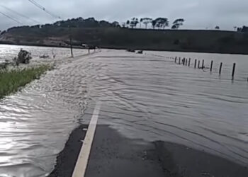 Alagamento e cratera bloqueiam acesso ao município de Quissamã