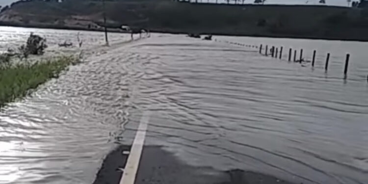 Alagamento e cratera bloqueiam acesso ao município de Quissamã