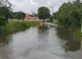 Moradores denunciam: águas invadem residências e lagoa está prestes a transbordar