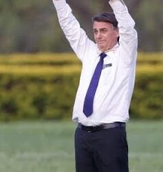 Presidente celebra queda no preço da gasolina em sua última semana de mandato