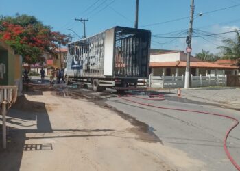Caminhão de colchões pega fogo na manhã deste