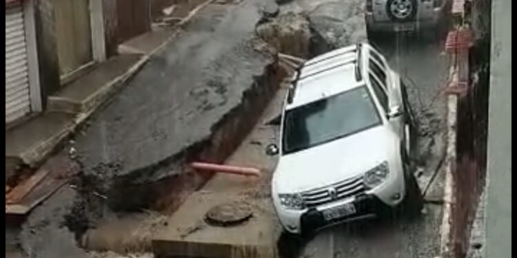 Morro de São Jorge fica interditado, após abertura de rua ao meio