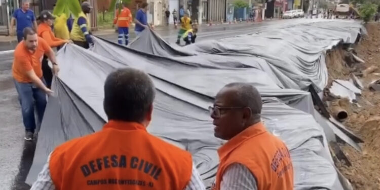 Ação paliativa é realizada em dique da Avenida XV de Novembro