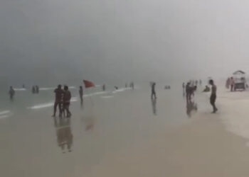 “50 tons de cinza” na Praia do Forte: nevoeiro muda paisagem e diverte banhistas