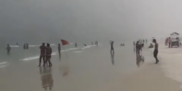 “50 tons de cinza” na Praia do Forte: nevoeiro muda paisagem e diverte banhistas