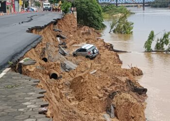 Muro de contenção desaba e fere uma pessoa