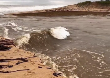 Barra da Lagoa de Imboassica se abre naturalmente, após chuvas