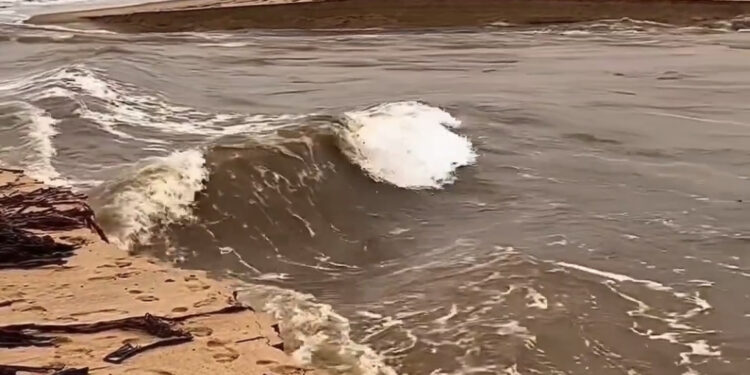Barra da Lagoa de Imboassica se abre naturalmente, após chuvas
