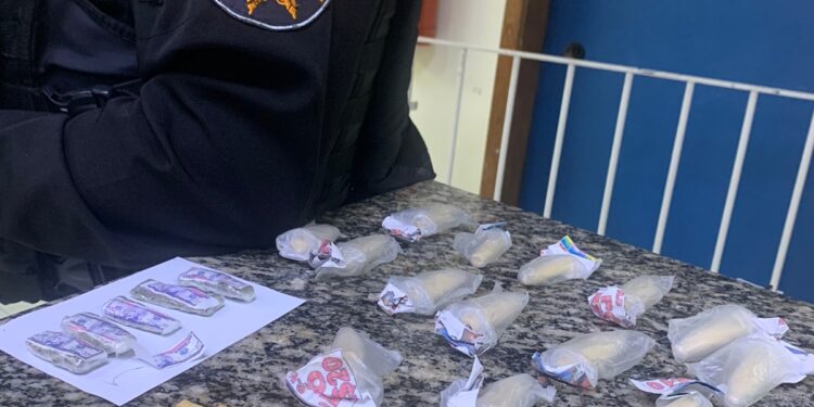 PM prende dois homens com drogas na Cidade Praiana em Rio das Ostras