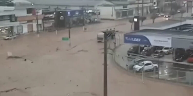 Cidade do Noroeste Fluminense registra temporal e alagamentos