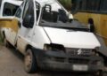 Acidente entre van escolar e ônibus deixa crianças e idosos feridos