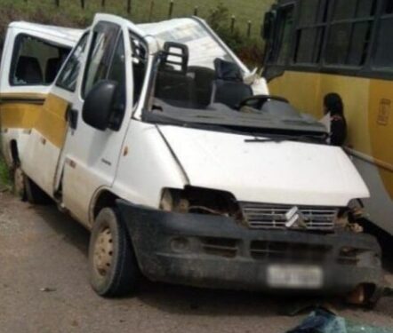 Acidente entre van escolar e ônibus deixa crianças e idosos feridos